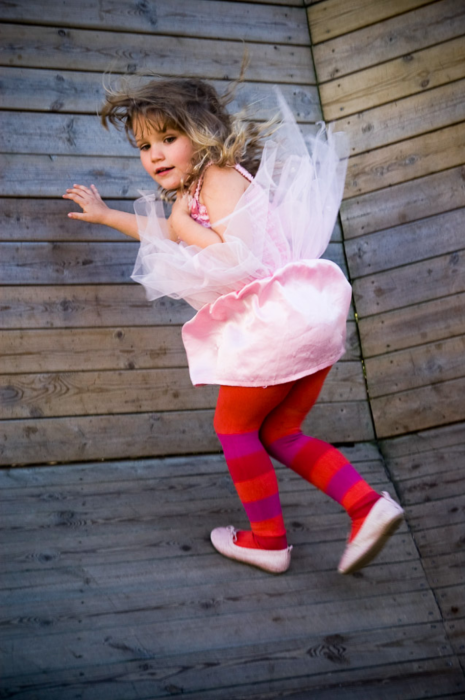 barn_klattrar_pa_vaggen_dsc_6583.png